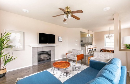 Issaquah Highlands House | Luxe Issaquah 4BR w/Workspace & Backyard, nr Dining, by Blueground