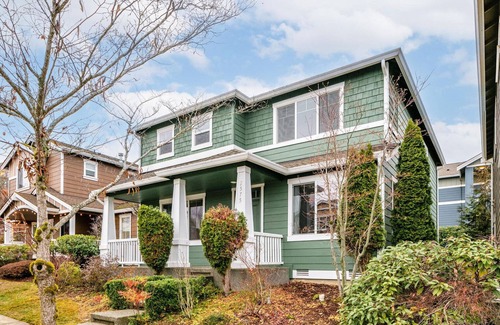 Issaquah Highlands House | Luxe Issaquah 4BR w/Workspace & Backyard, nr Dining, by Blueground