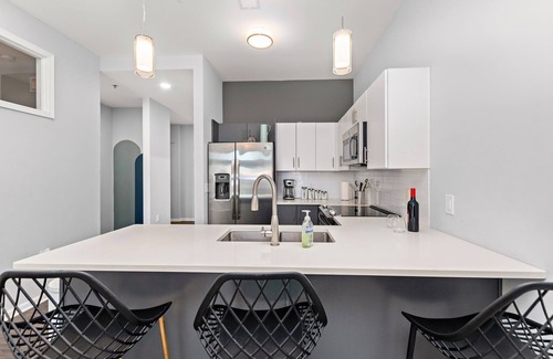 Midtown - Westport Apartment | Luxe Modern Suite - Midtown - Kansas City, MO