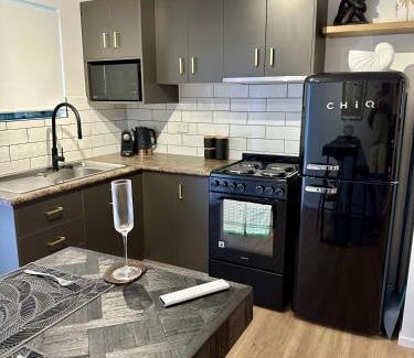 Edge Hill Apartment | Luxe Palm Studio Villa - In the heart of Edge Hill