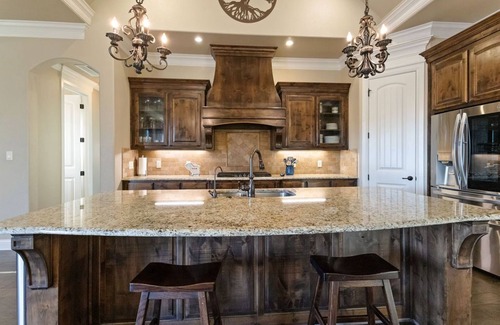 Granbury Resort | Luxe Retreat:Saltwater Pool & Spa, Jacuzzi Tub, Chefs Kitchen, EV Charger & more