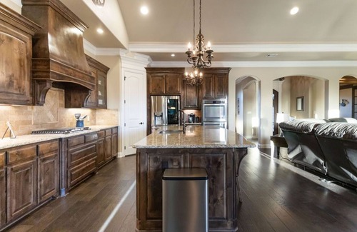 Granbury Resort | Luxe Retreat:Saltwater Pool & Spa, Jacuzzi Tub, Chefs Kitchen, EV Charger & more