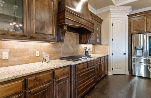 Granbury Resort | Luxe Retreat:Saltwater Pool & Spa, Jacuzzi Tub, Chefs Kitchen, EV Charger & more