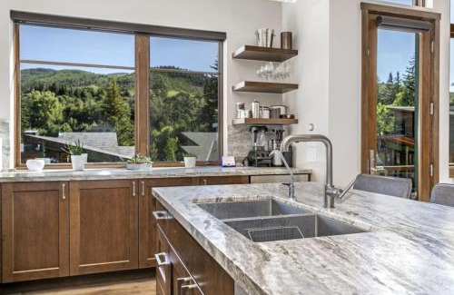 Avon House | LUXE Riverfront Mountain Retreat Walk to Gondola