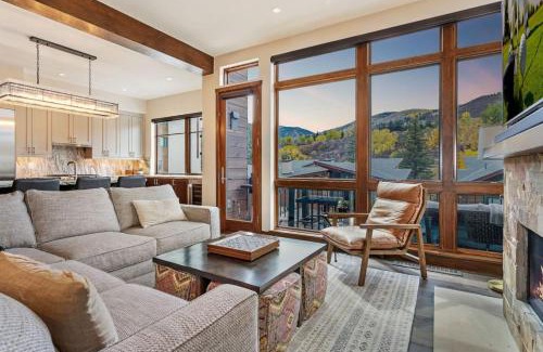 Avon House | LUXE Riverfront Mountain Retreat Walk to Gondola