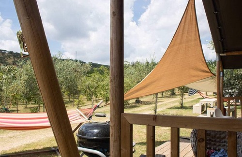 Bevagna Ski Chalet | Luxe Sanitary XL 6 Pers. Villatent at small-scale camping Pian di Boccio