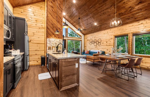 Chalet Village Cabin | Luxe! Scenic Fall Getaway Amazing views Hot Tub EV