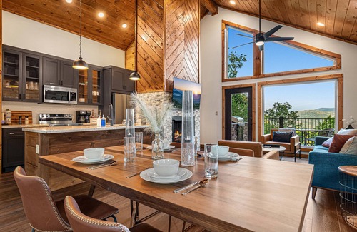 Chalet Village Cabin | Luxe! Scenic Fall Getaway Amazing views Hot Tub EV