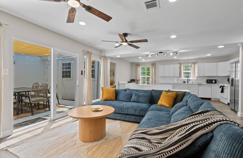 Braeswood Place House | Luxe Spacious 5BR Mansion, 2mins to NRG Stadium, Stays 13, BBQ, Projector, Park