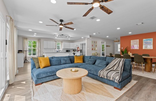Braeswood Place House | Luxe Spacious 5BR Mansion, 2mins to NRG Stadium, Stays 13, BBQ, Projector, Park