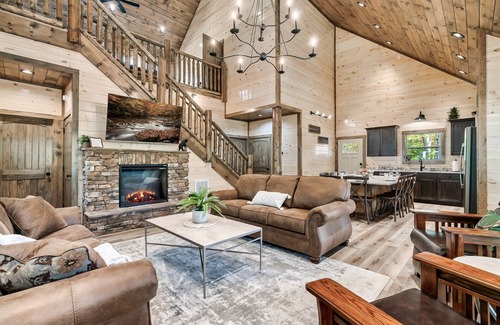 Gatlinburg - Pigeon Forge Cabin | LUXE Swimming Pool cabin * Sleeps 12 * Theater * Game Room* Firepit