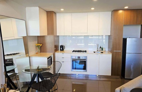 Waterloo Apartment | LUXE Waterloo 1 bed with parking, gym & pool