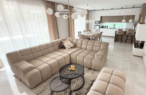 Fertoszentmiklos Villa | LuxHome by Lake Neusiedl with Jakuzzi