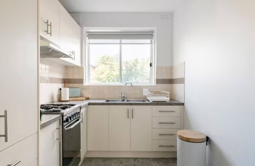 Ascot Vale Apartment | Luxurious 2br: Near Showgrounds & Racecourse!