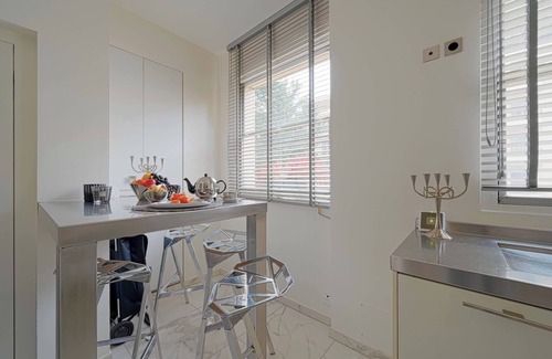 Neuilly-sur-Seine Apartment | Luxurious 3 Bedroom Apartment in Paris Facing Bois de Boulogne