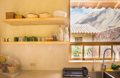 Cusco Historic Center House | Luxurious 4-bedroom house in delightful Urquillos Huayllabamba with WiFi