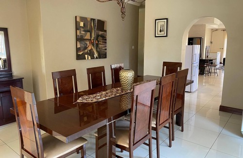 Harare East Apartment | Luxurious 4 bed with pool in Helensvale - 2255