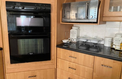 Harare East Apartment | Luxurious 4 bed with pool in Helensvale - 2255