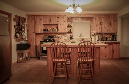 Chisholm House | Luxurious 4 Bedroom Lakefront Paradise
