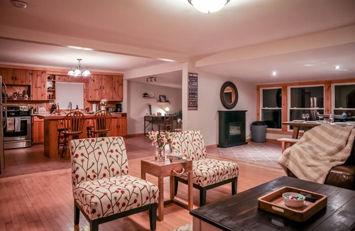 Chisholm House | Luxurious 4 Bedroom Lakefront Paradise
