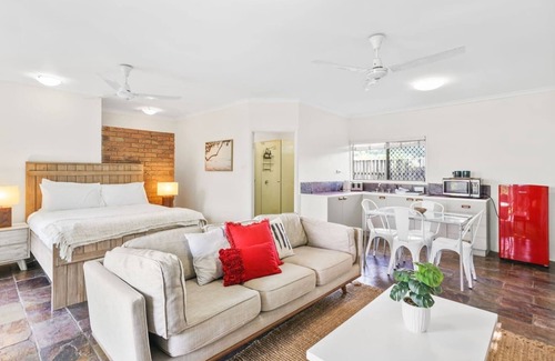 Whitfield House | Luxurious 5-Bedroom Villa with Pool – Perfect for Families & Groups