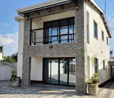 Harare Villa | Luxurious 6 bed 6 baths in Sunridge - 2299