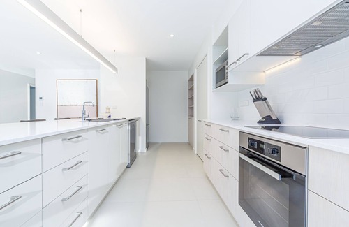Kingston Beach Apartment | Luxurious Apartment, A Stones Throw From The Beach