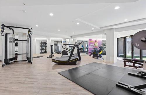 Takapuna Apartment | Luxurious Apt with Rooftop HotTub Gym Tennis Carpark