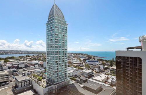 Takapuna Apartment | Luxurious Apt with Rooftop HotTub Gym Tennis Carpark