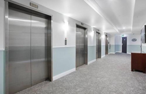 Takapuna Apartment | Luxurious Apt with Rooftop HotTub Gym Tennis Carpark