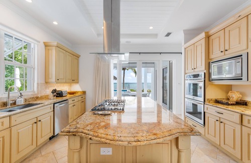 Bodden Town House | Luxurious Beachfront 6-bed House with Guest House- Sleeps up to 21 Guests!