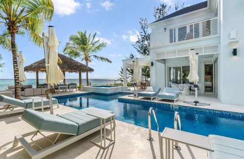 Bodden Town House | Luxurious Beachfront 6-bed House with Guest House- Sleeps up to 21 Guests!