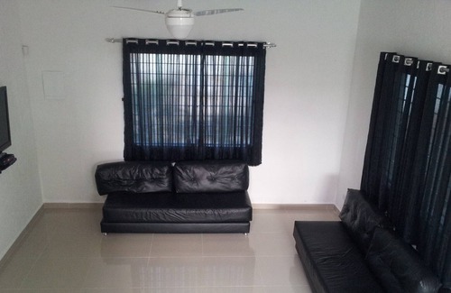 Raul Cury House | Luxurious beachfront, air cond, pisc, chur, f. Pizza.