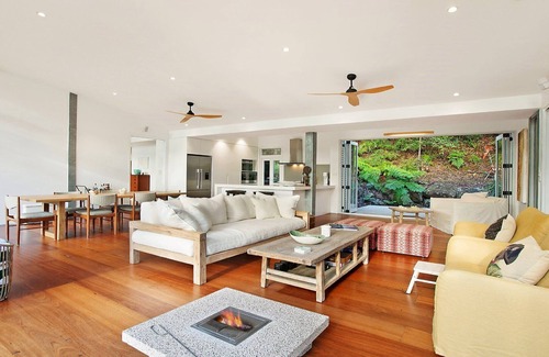 Killcare House | Luxurious bush retreat with amazing bay views, pool and hot tub