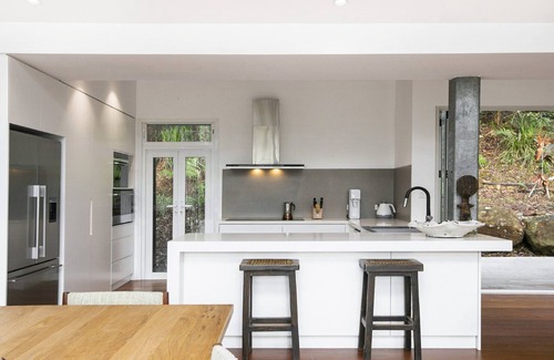 Killcare House | Luxurious bush retreat with amazing bay views, pool and hot tub