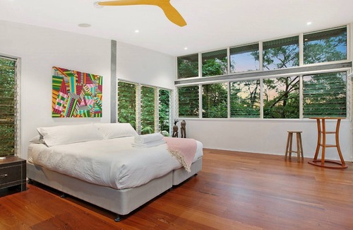 Killcare House | Luxurious bush retreat with amazing bay views, pool and hot tub