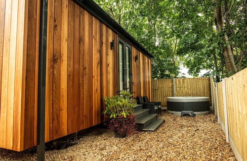 Llangollen Apartment | Luxurious Canal-side mini lodge in Llangollen.