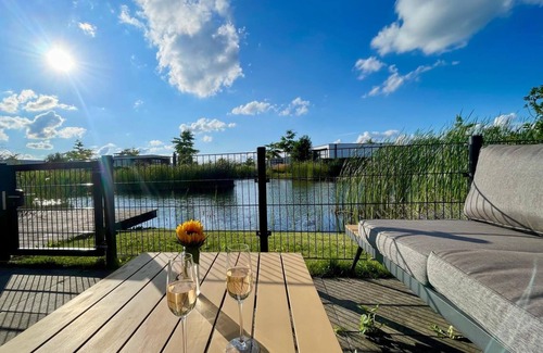 Olburgen House | Luxurious Chalet Waterlijn: your dream vacation on the IJssel! NEW: now with fence