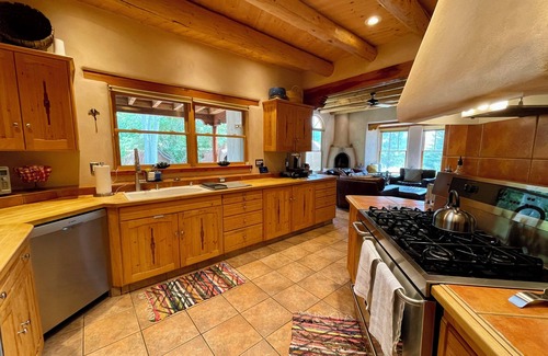 Arroyo Seco House | Luxurious & Cozy Modern Adobe Home. Taos at it's finest. Welcome to Dos Alamos!