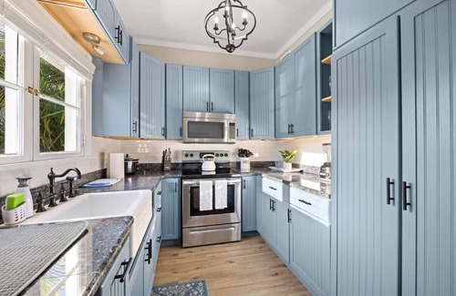 Palm Harbor House | Luxurious Escape Sleeps 9 with Private Pool & Spa