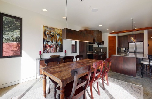 Warm Springs House | Luxurious home with hot tub, indoor/outdoor fireplace & WiFi - great location