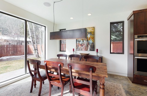 Warm Springs House | Luxurious home with hot tub, indoor/outdoor fireplace & WiFi - great location