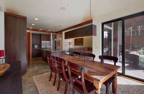 Warm Springs House | Luxurious home with hot tub, indoor/outdoor fireplace & WiFi - great location