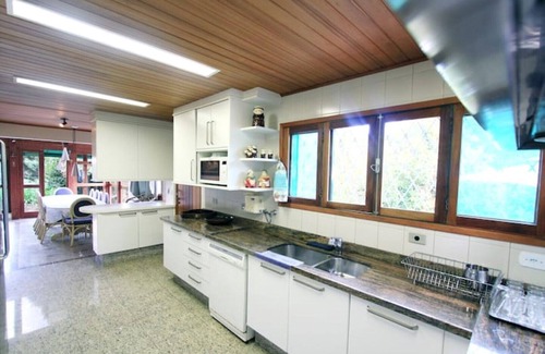 Alto do Capivari House | Luxurious house in Alto do Capivari, sleeps up to 15 people, 5 bedrooms.