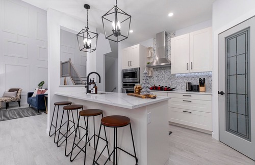 Fort Gary House | Luxurious House in a Desired Location, King Bed