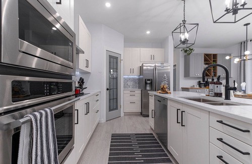 Fort Gary House | Luxurious House in a Desired Location, King Bed