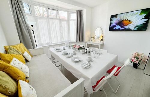East Ham South House | Luxurious House near Excel- Air Conditioning, 9 Beds, 2 Baths, Garden, fast WiFi