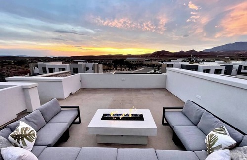 Washington House | Luxurious House on the Golf Course - Private Pool & Spa - Rooftop Fire Pit