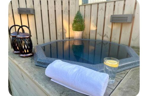 Breidholt Villa | Luxurious House with hot & cold tub