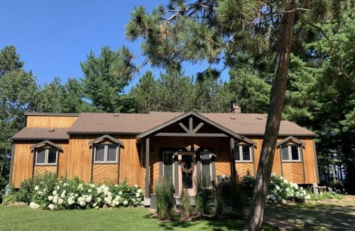 Nipissing Cottage | Luxurious Lake House with Hot Tub - Come and Enjoy and Unwind by Lake Nipissing!